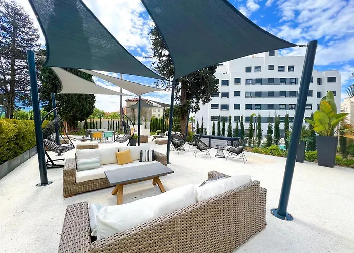 Apartment In Center With Private Parking *